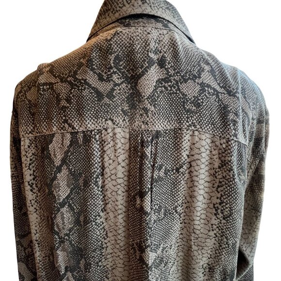 Chico's Design Size 2/ US L Snake Animal Print Blouse Abalone Buttons Longline - Picture 7 of 11